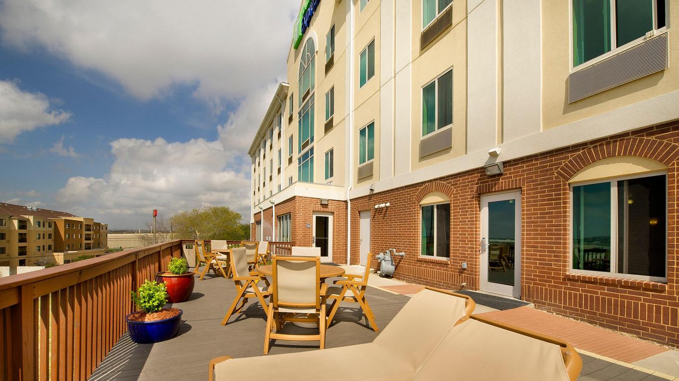 Holiday Inn Express & Suites San Antonio-West-Seaworld Area, An IHG Hotel