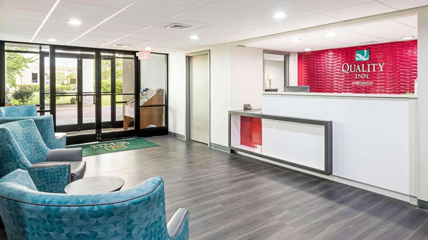 Farragut Inn & Suites