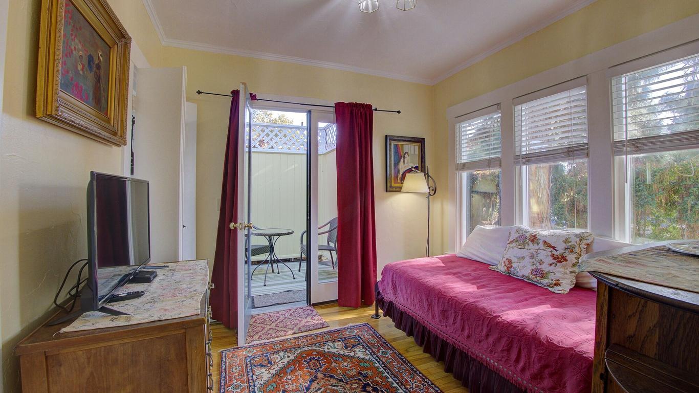 Secret Garden Inn And Cottages