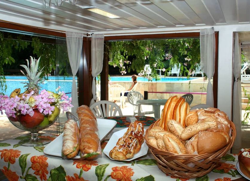 Buffet Photo