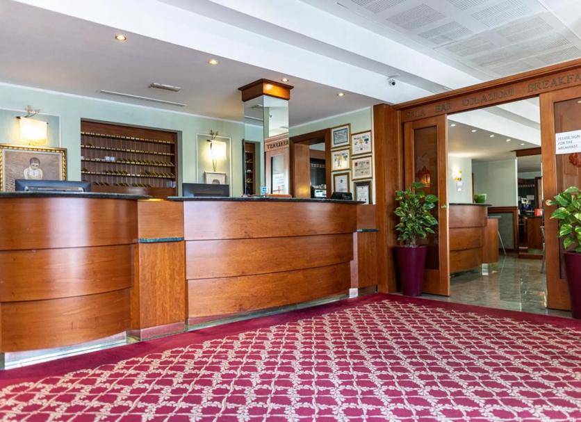 Front desk Photo