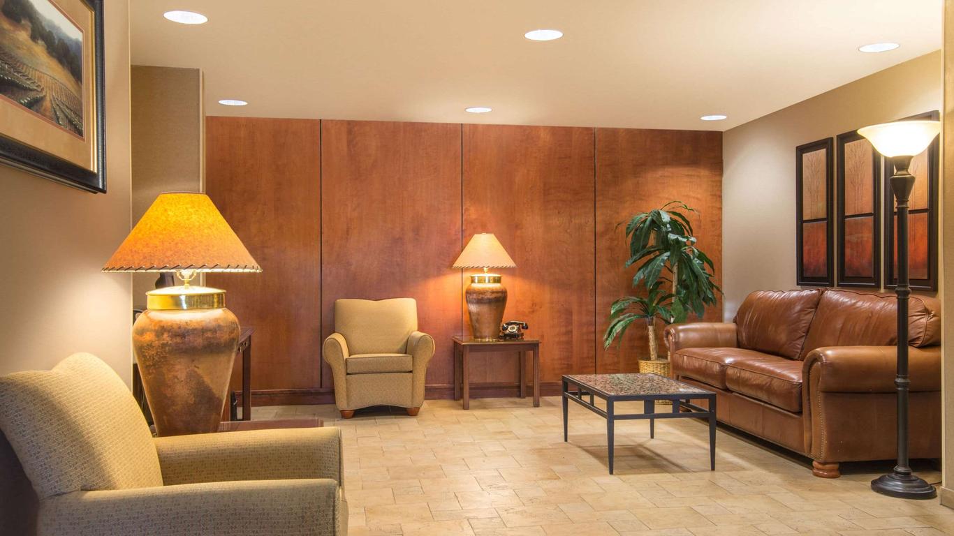 Travelodge by Wyndham Pueblo