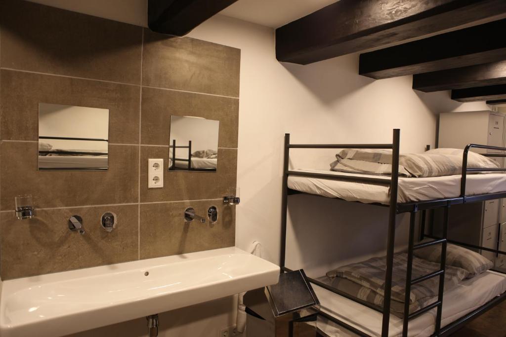 地図・旅行ガイド 1140 BUDGET ACCOMMODATION HOSTELING INTE International Budget Hostel from ₪45. Amsterdam Hotel Deals