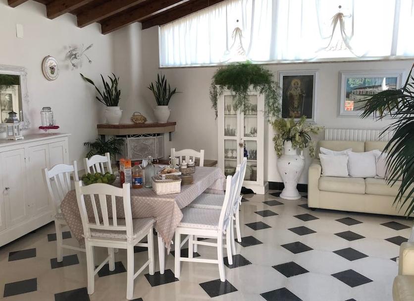 Dining room Photo
