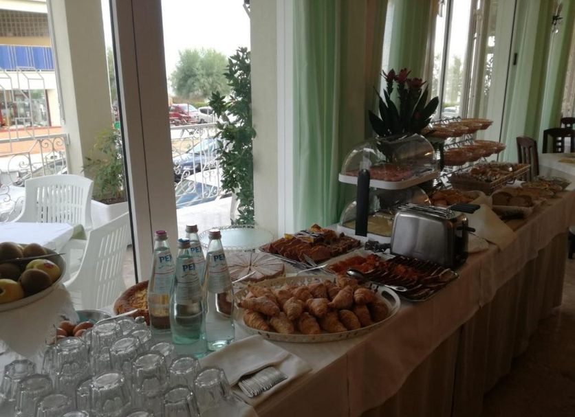 Buffet Photo