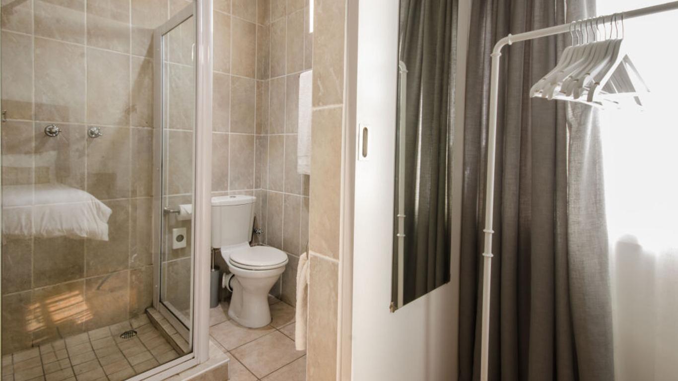 Whispering Oaks Guest House
