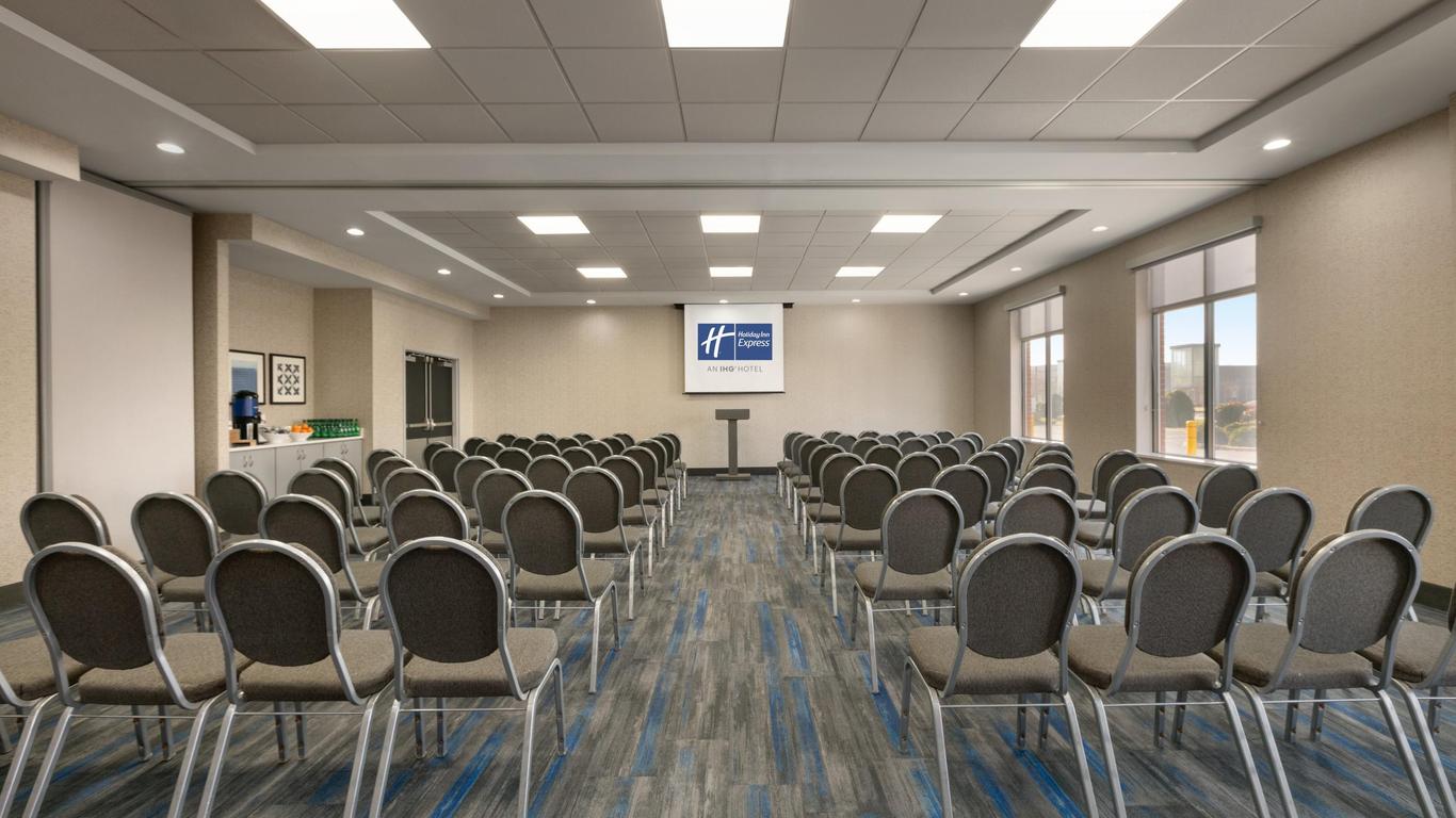 Holiday Inn Express Hotel & Suites Norfolk Airport By IHG