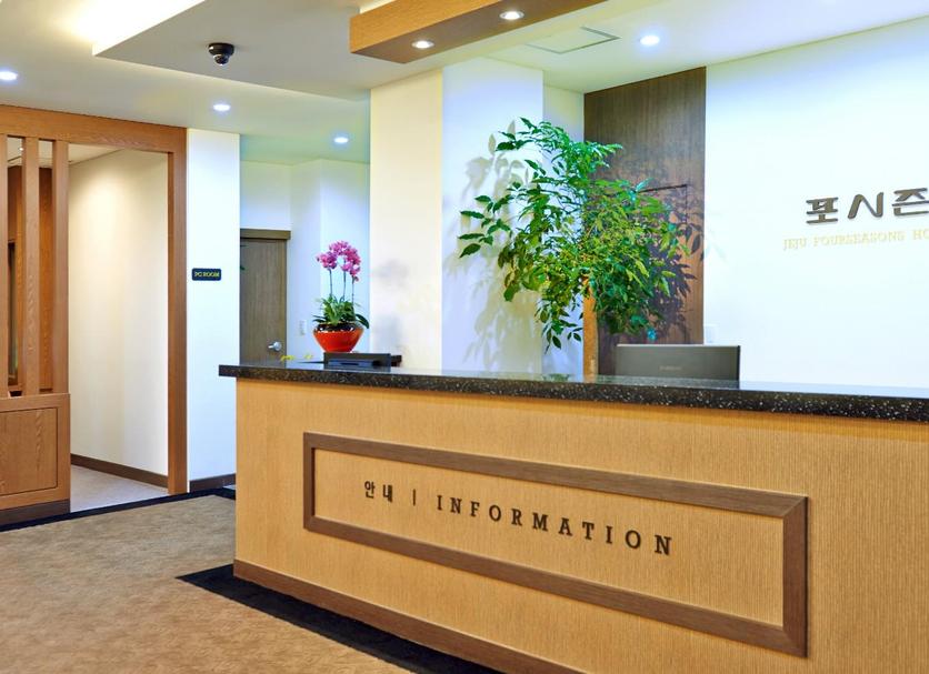 Front desk Photo