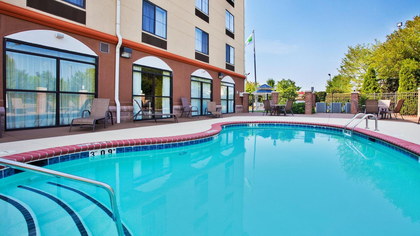 Holiday Inn Express & Suites Charlotte-Concord-I-85, An IHG Hotel