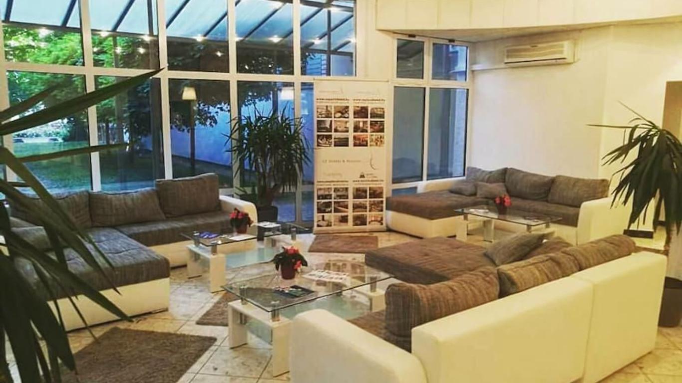 Ce Napfény Hotel