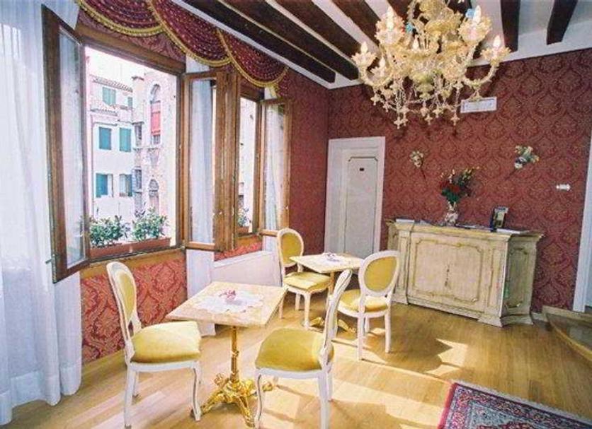 Dining room Photo
