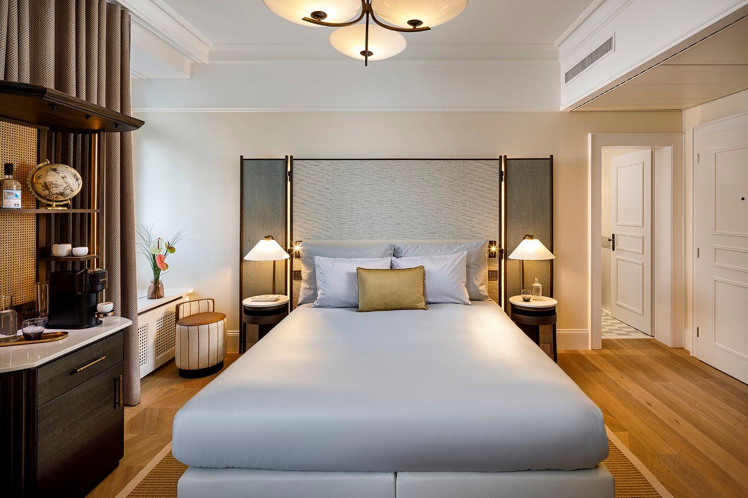 【稀少】SMALL LUXURY HOTELS 2001 DIRECTORY◎ Small Luxury Hotel Ambassador Zurich from ₪995. Zurich Hotel