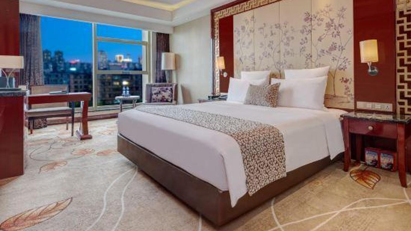 Days Hotel & Suites China Town---Five minutes to reach Changsha Station, the metro Line 2 & Line 6 are nearby,free gym & laundromat,Chinese and Western buffet breakfast is offered on the 31st floor
