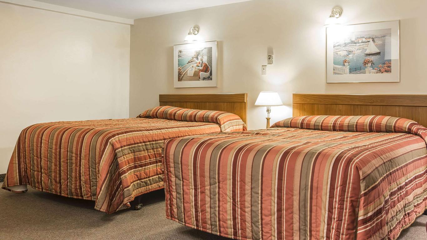 Econo Lodge Inn & Suites