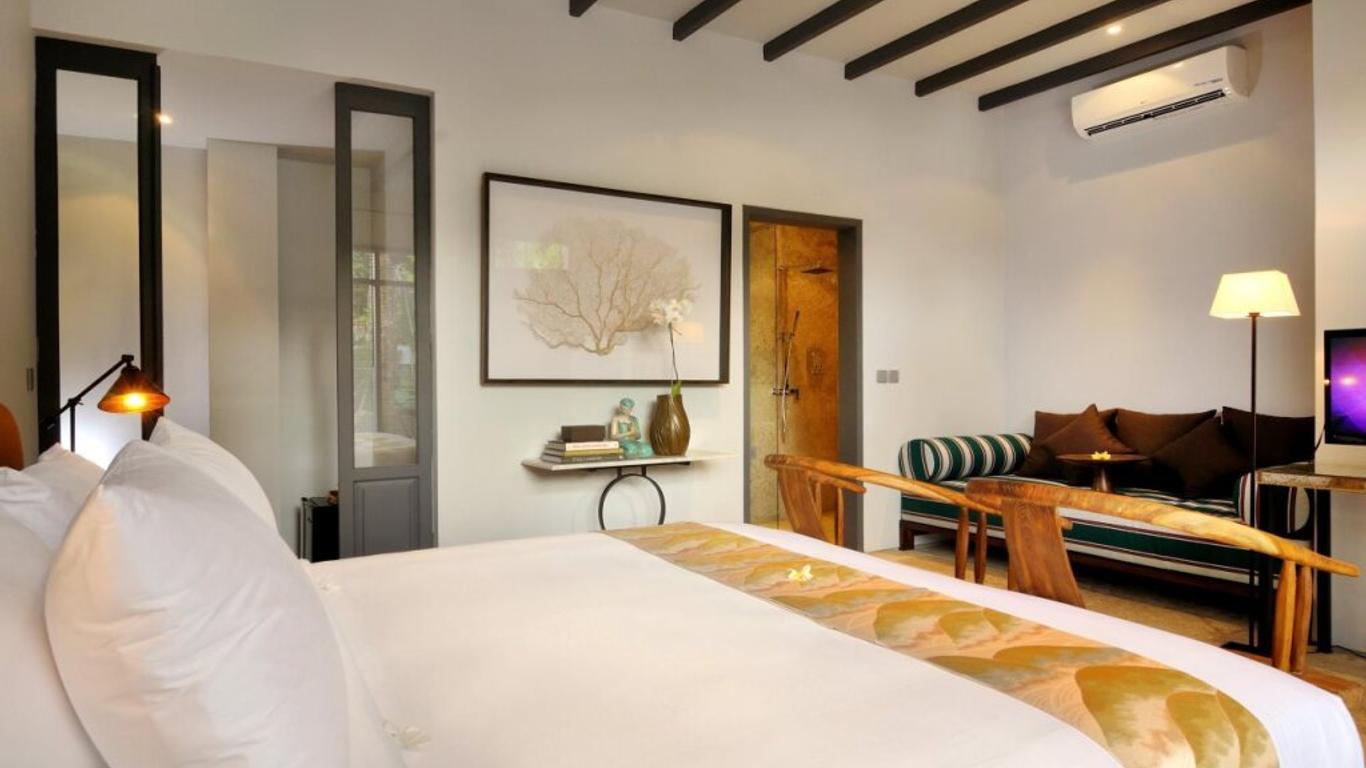 Room & Vespa 1