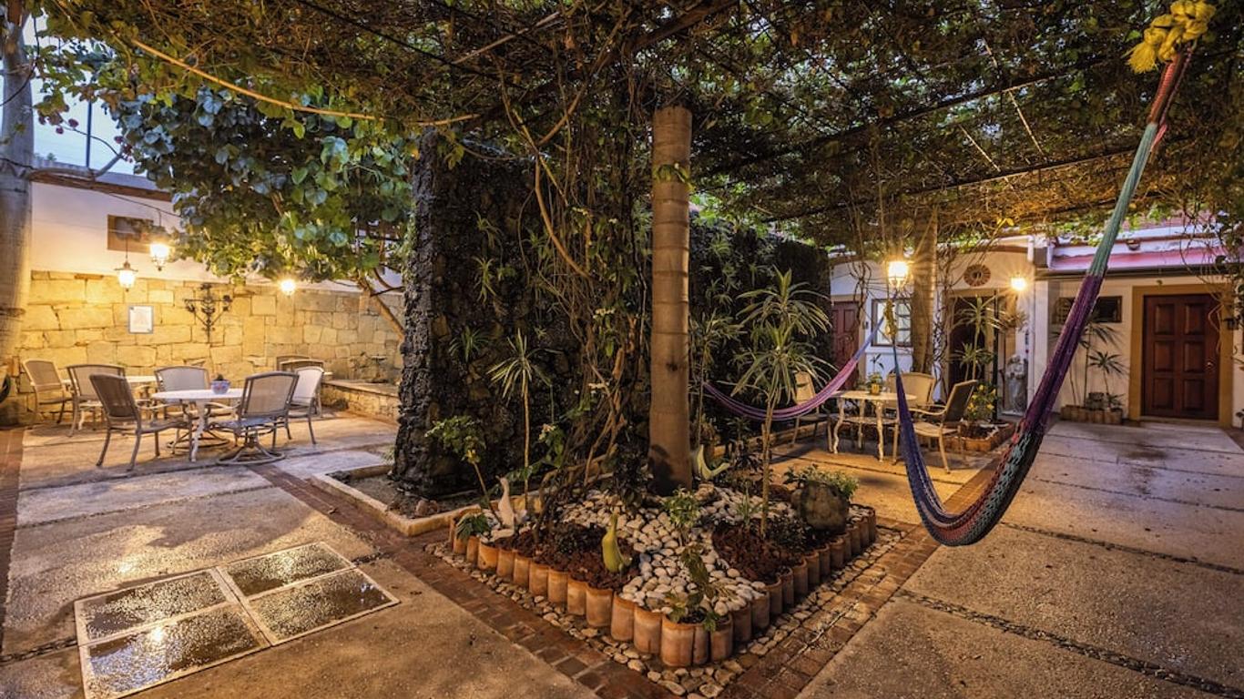 Las Mariposas Hotel & Studios
