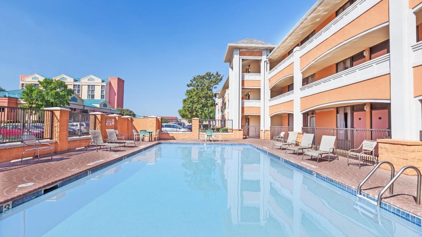 Days Inn Irving Grapevine DFW Airport North