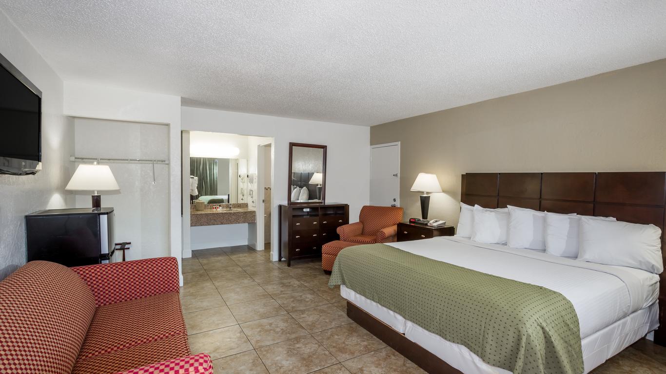 Days Inn by Wyndham St. Petersburg / Tampa Bay Area